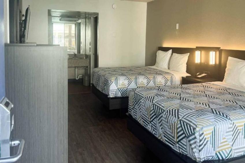 2 Full Beds  Non-Smoking Micfridge - foto 6