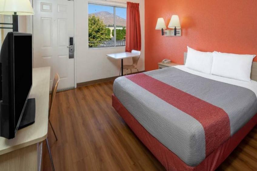 1 QUEEN BED  MICFRIDGE - foto 9