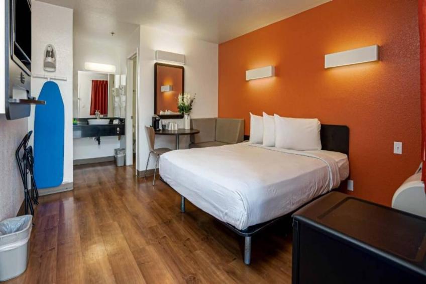 1 Queen Bed  ADA/RI Shower - foto 16