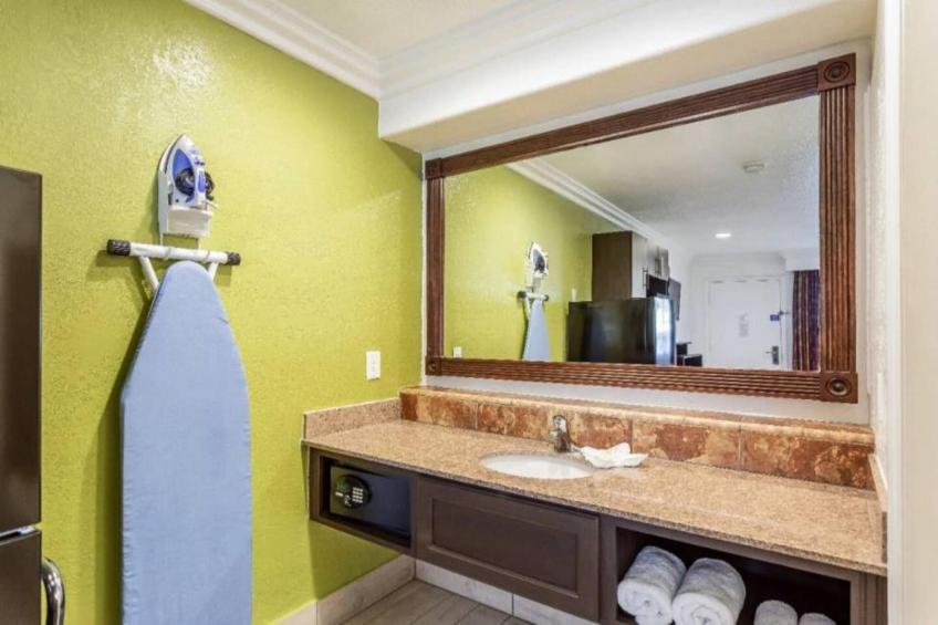 2 Queen Beds  Non-Smoking Kitchen - foto 34