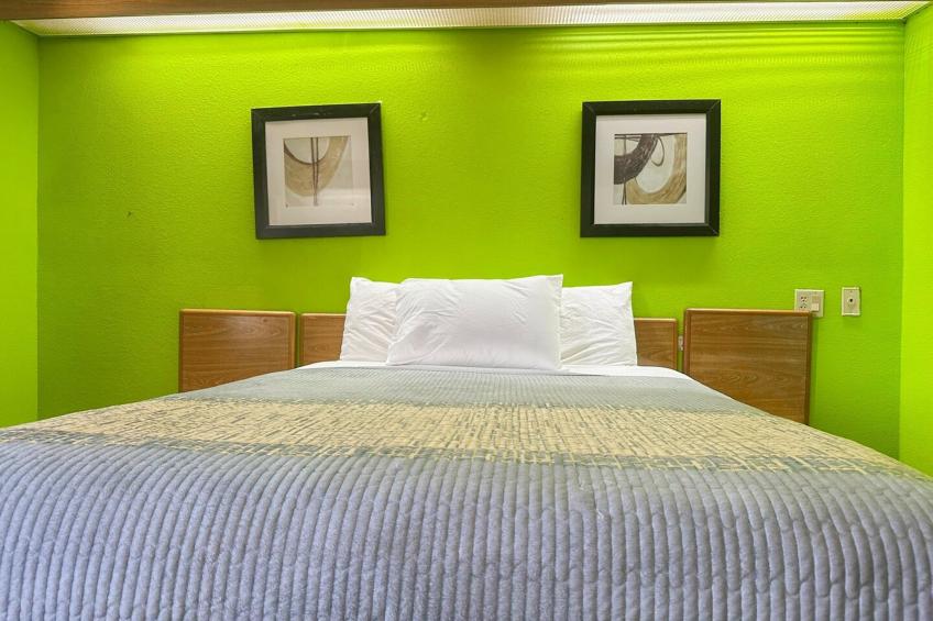 Queen Bed Accessible Non-Smoking
