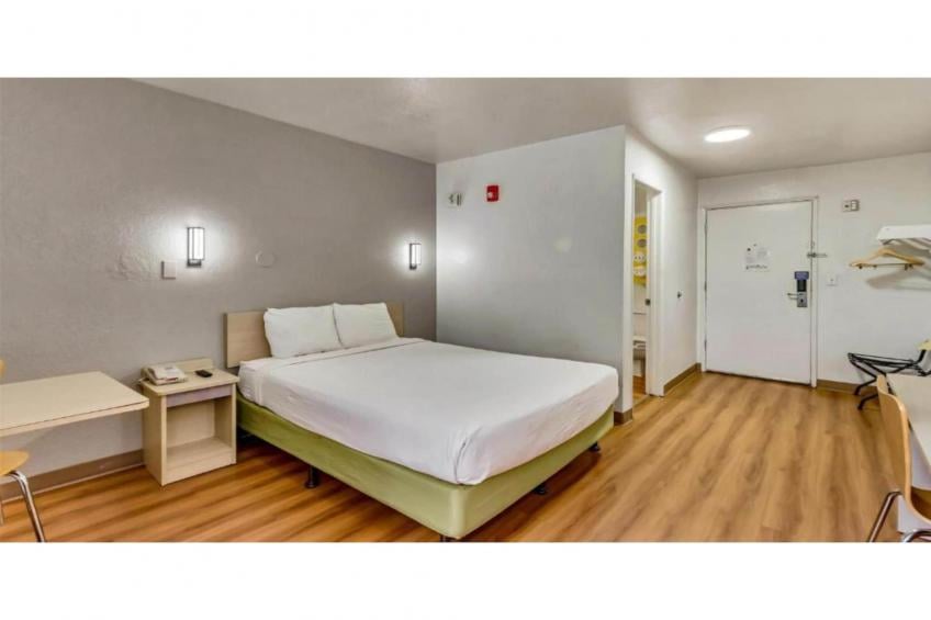 1 Queen Bed  Hearing Accessible Micfridge - foto 9