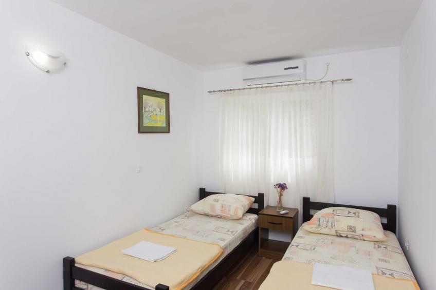 Apartments Djurkovic - Two-Bedroom Apartment with Shared Terrace and Sea View - foto 8