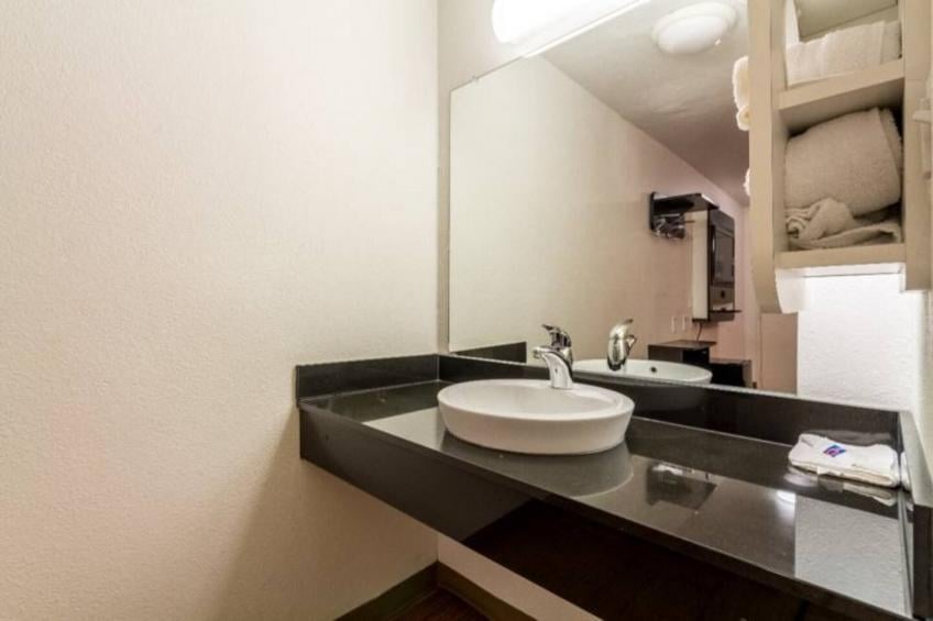 1 King Bed  Mobility Accessible RI Shower Nsmk - foto 12