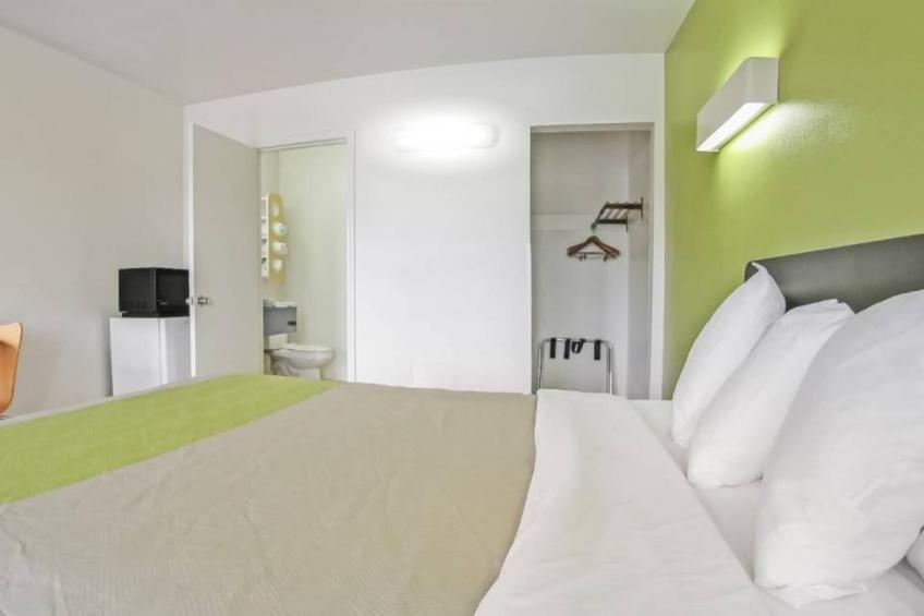 1 Queen Bed  Non-Smoking Micfridge - foto 10