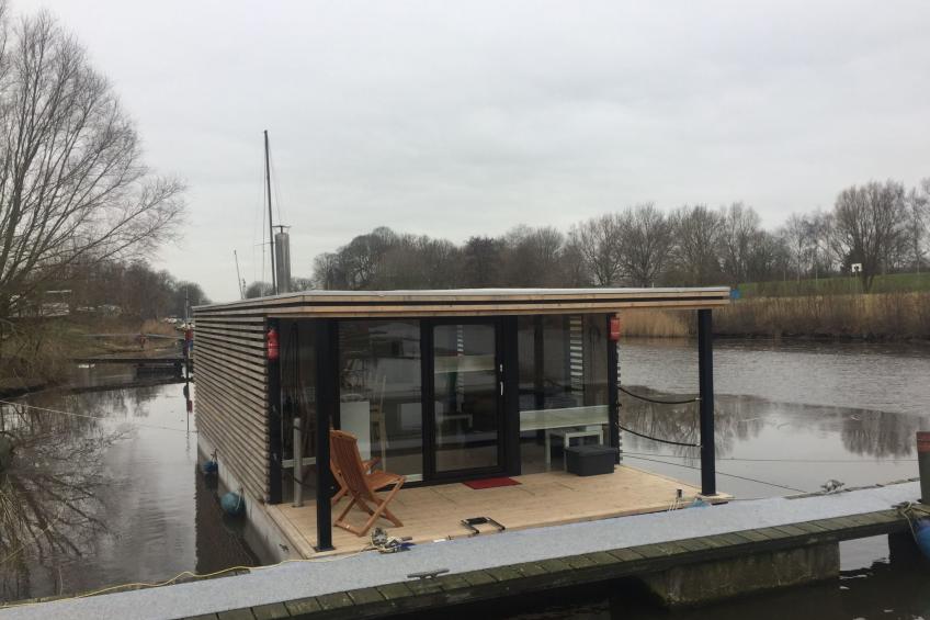 Hausboot für vier Personen mit Kamin und Terrasse