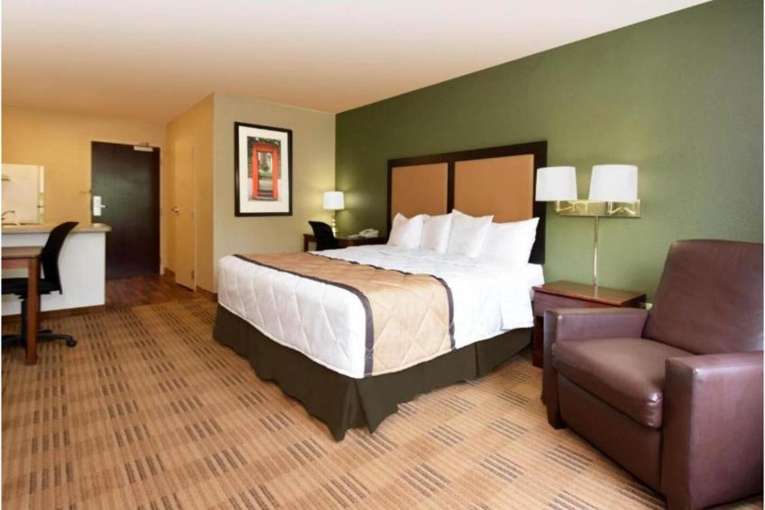 1 Queen Bed  Non-Smoking Kitchen - foto 17