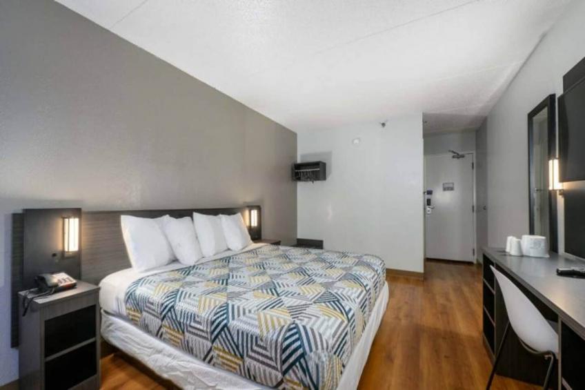 1 King Bed  Smoking Micfridge - foto 2
