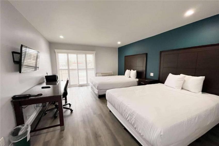 2 Queen Beds  Non-Smoking Kitchen - foto 5