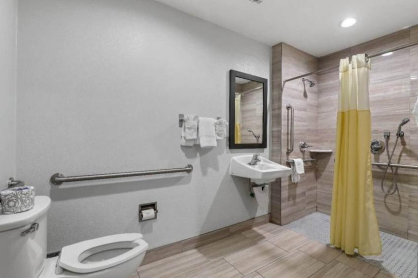1 King Bed  Mobility Accessible RI Shower Nsmk - foto 18