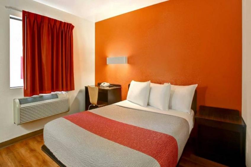1 Queen Bed  ADA/Tub - foto 8
