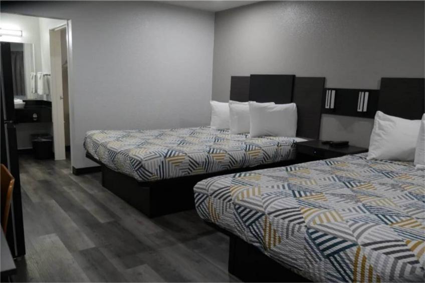 2 Queen Beds  Non-Smoking Kitchen - foto 26