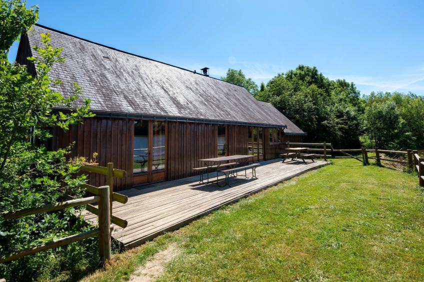 Ancien moulin à eau rénové au bord d'un étang privé