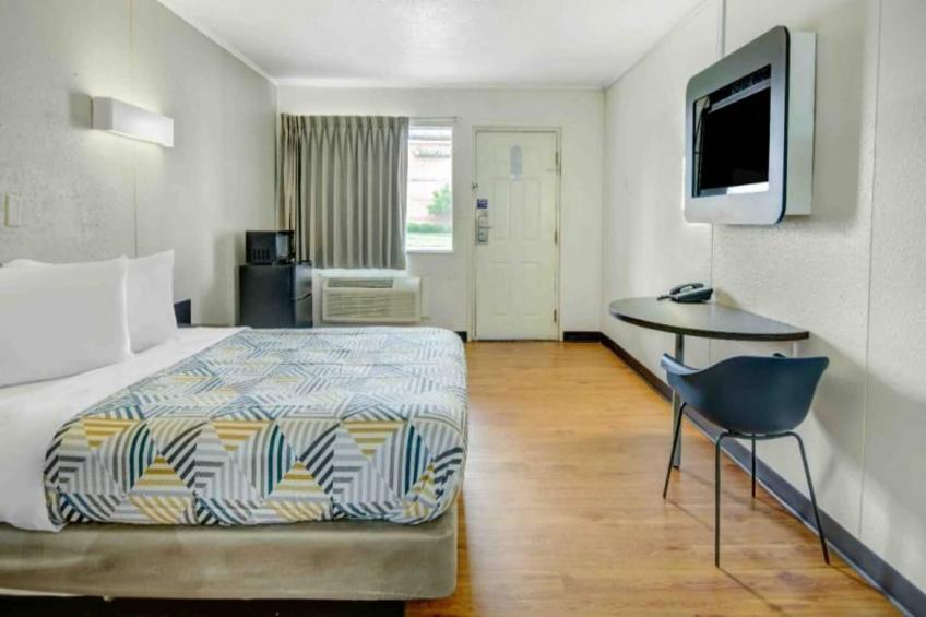 1 Queen Bed  Non-Smoking - foto 2