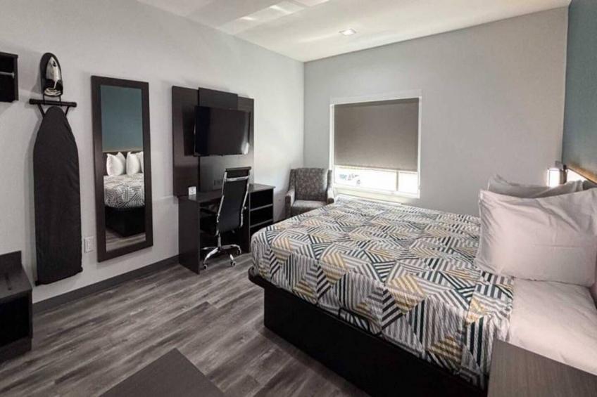1 King Bed  Non-Smoking Kitchen - foto 10