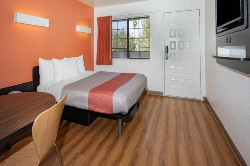 1 Queen Bed  Mini Fridge - foto 6