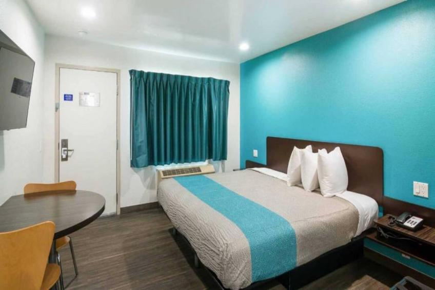 1 King Bed  Suite Non-Smoking Micfridge - foto 6