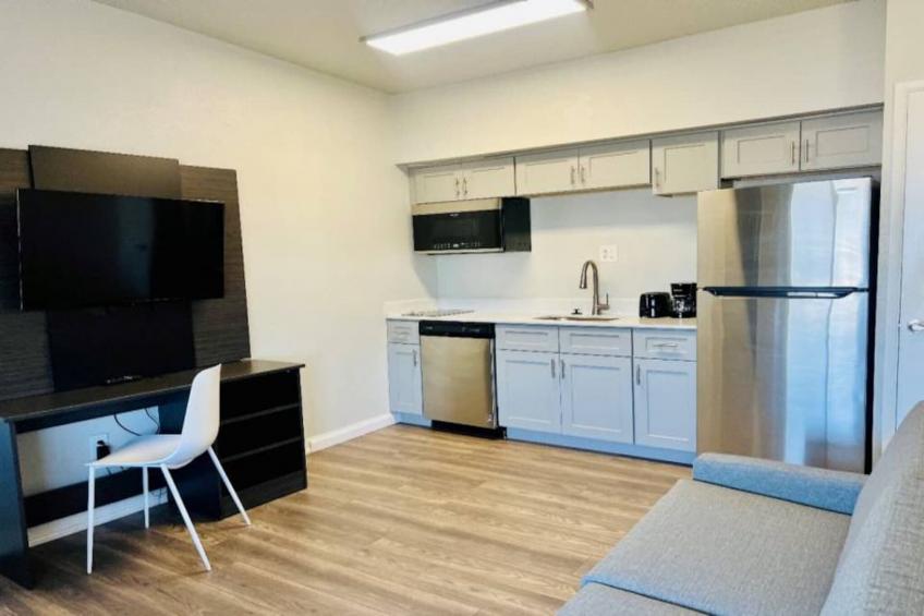 1 King Bed  Non-Smoking Kitchen - foto 32