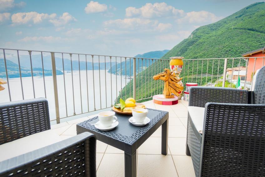 Serafino - Terrasse und Pool am Iseosee