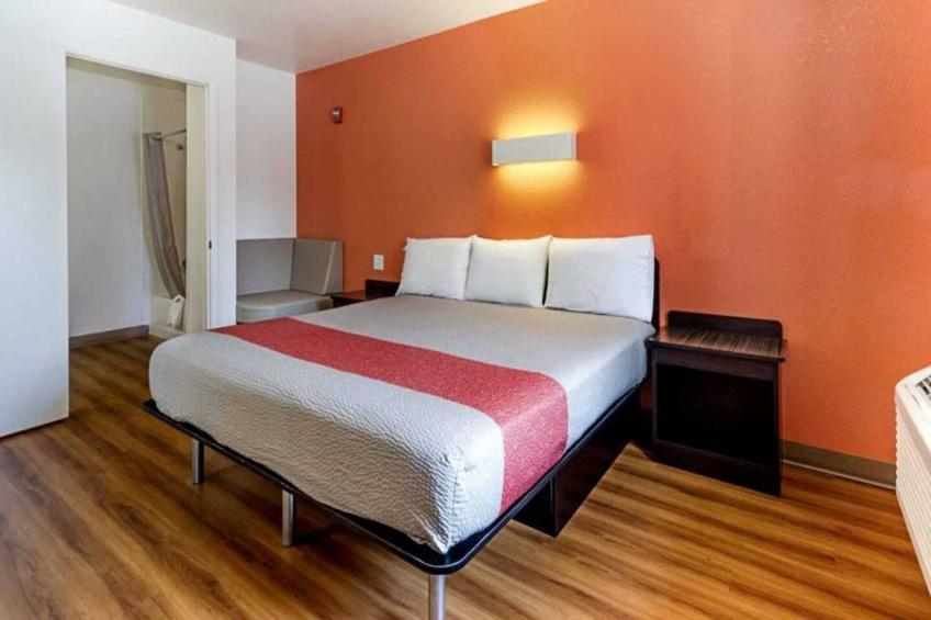 1 King Bed  Non-Smoking Micfridge