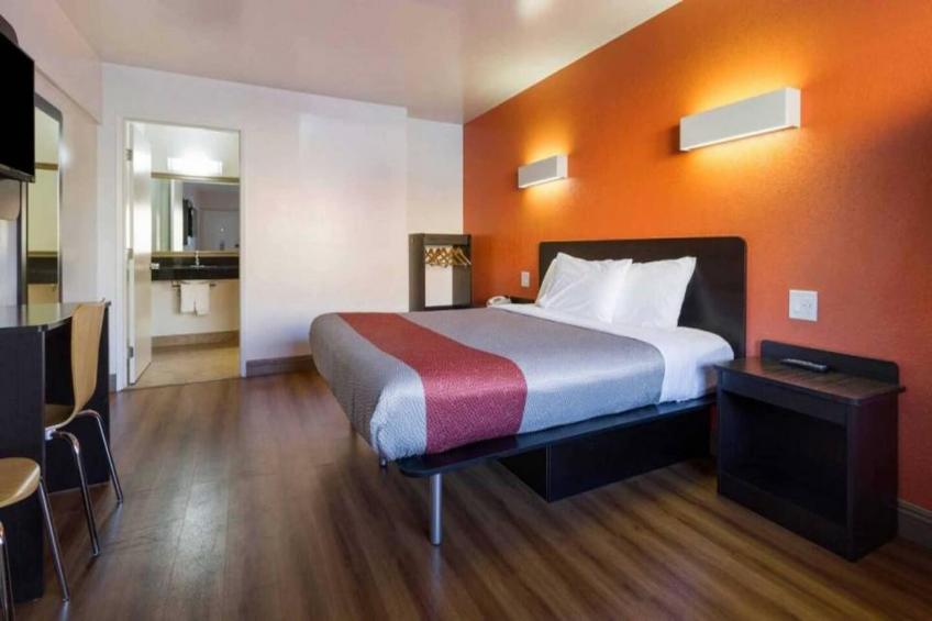 1 King Bed  Non-Smoking - foto 14