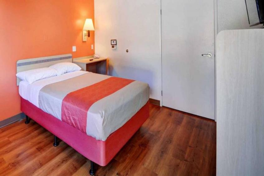 1 Queen Bed  Deluxe Micfridge - foto 8