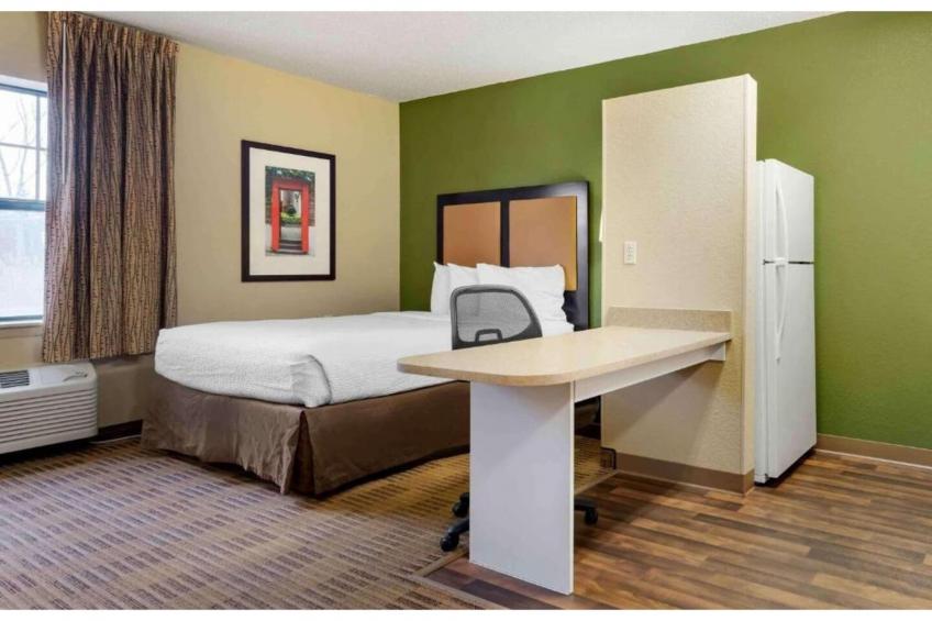 1 Queen Bed  Non-Smoking Kitchen - foto 18