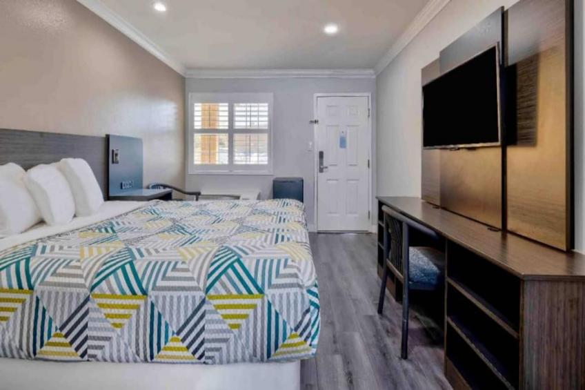1 Queen Bed  Non-Smoking Mini Fridge - foto 11
