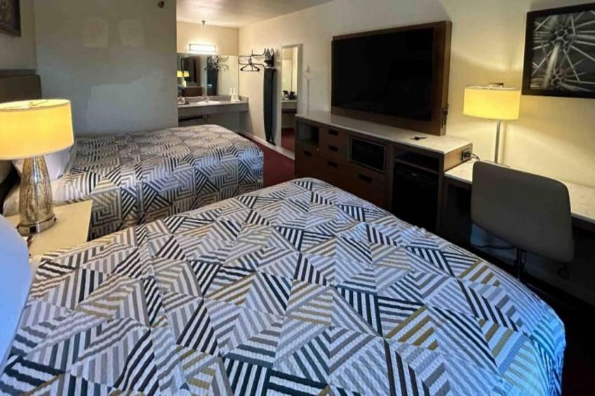 2 Queen Beds  Non-Smoking Micfridge - foto 9