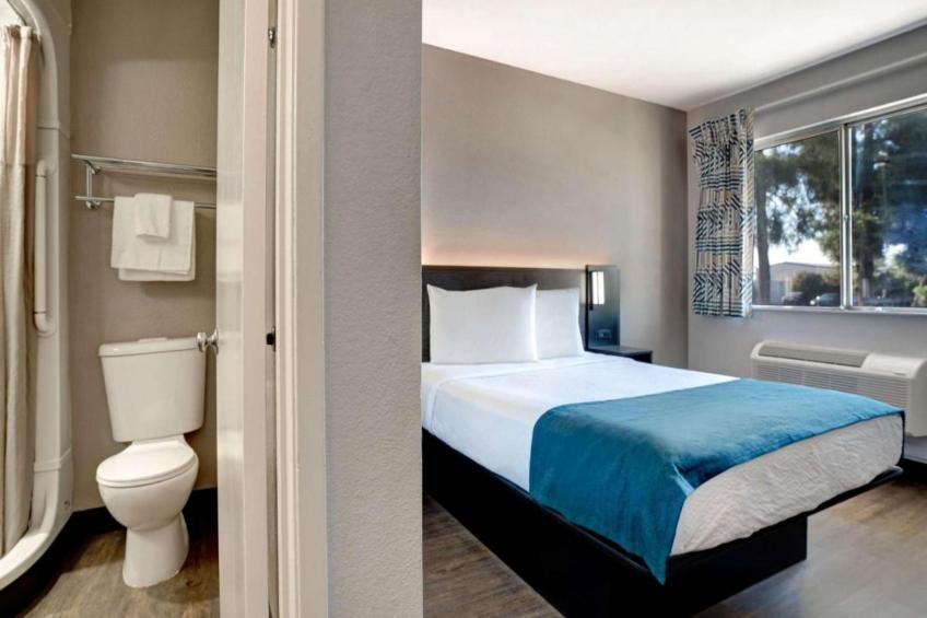 1 Full Bed  ADA/RI Shower - foto 22