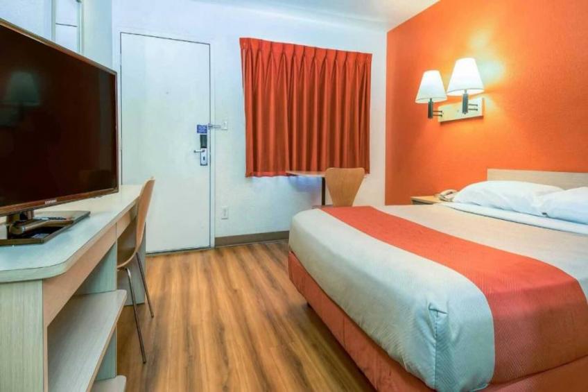 1 Queen Bed  Mini Fridge - foto 2