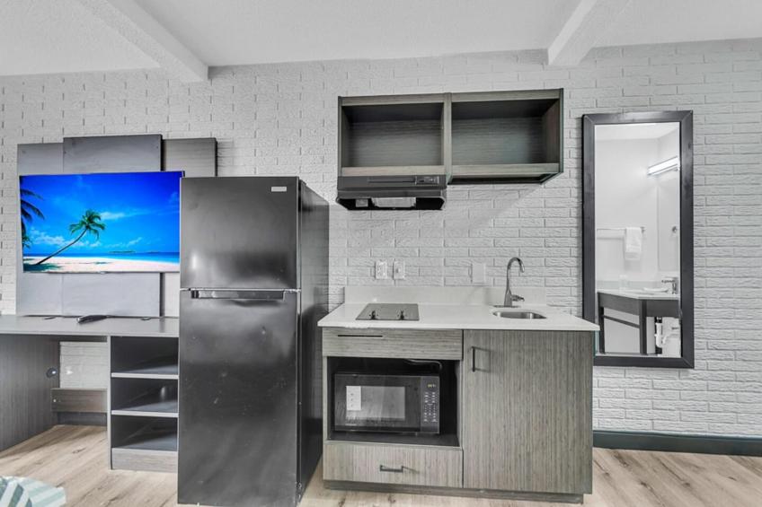 1 King Bed  Non-Smoking Kitchen - foto 3