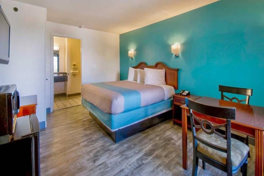 1 King Bed  Non-Smoking Micfridge - foto 7