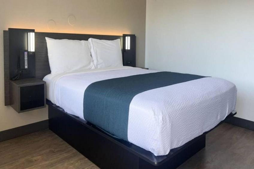 1 Queen Bed  Micfridge - foto 16