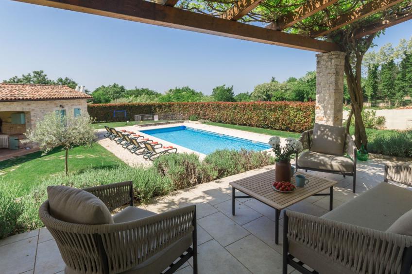 Villa mit Pool, Garten und Sommerküche - foto 3