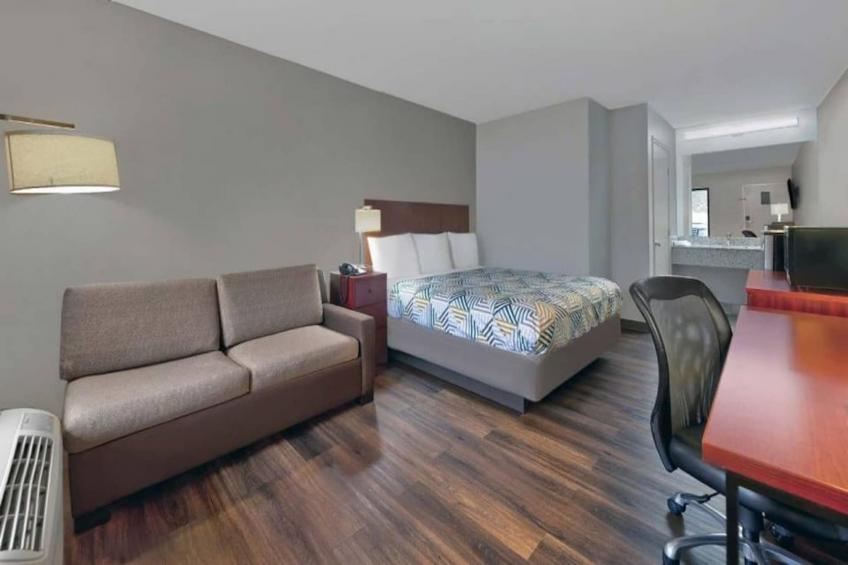 1 King Bed  Non-Smoking Micfridge Sofa-Bed - foto 9