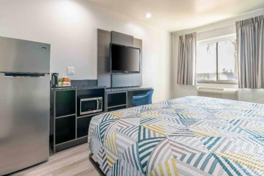 1 King Bed  Mobil Acc RI Shwr Suite Nsmk - foto 3