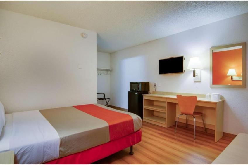 1 Full Bed  ADA/RI Shower - foto 15