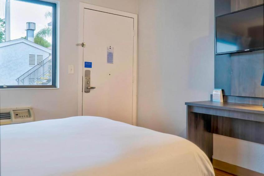1 Queen Bed  Mini Fridge - foto 12