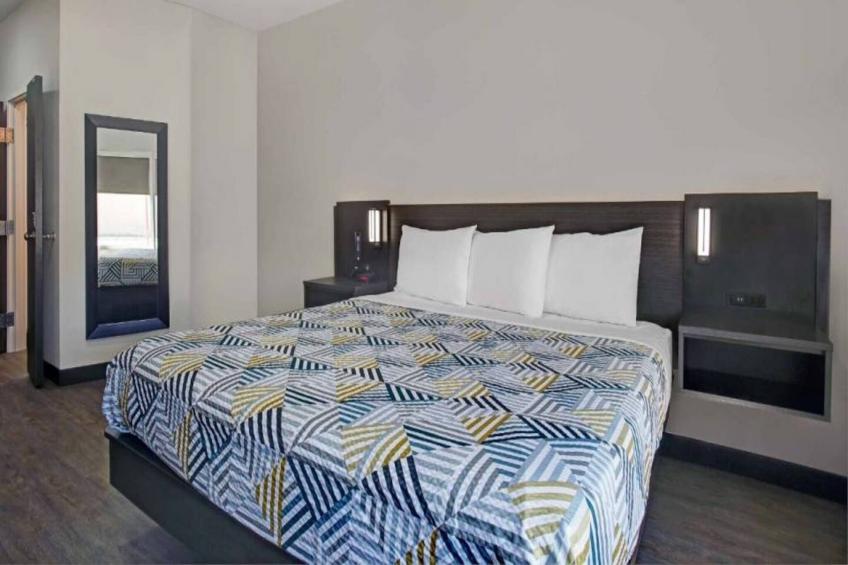 1 King Bed  Non-Smoking Mini Fridge - foto 10