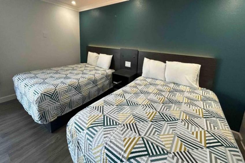 2 Queen Beds  Non-Smoking Micfridge - foto 2