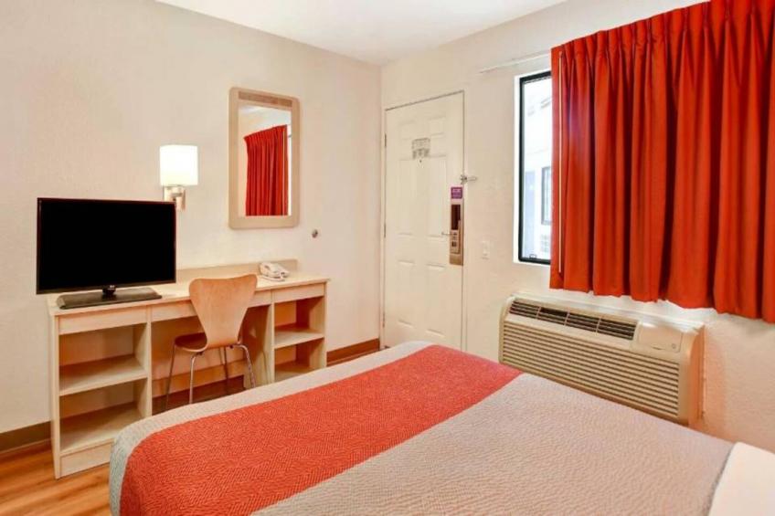 1 Queen Bed  ADA/RI Shower - foto 10