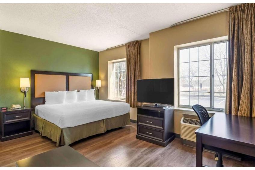 1 King Bed | Non-Smoking, Kitchen, Shower - foto 6