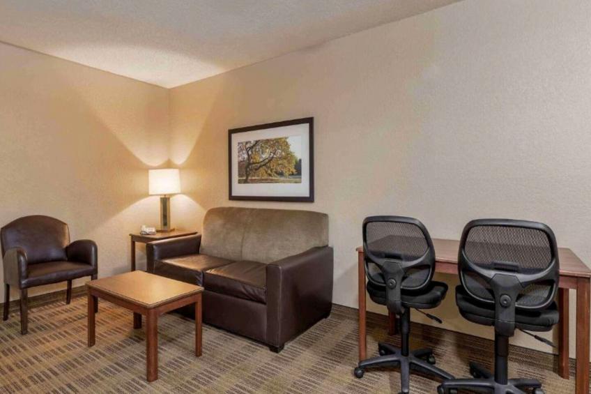 1 Queen Bed | Non-Smoking, Micfridge, Sofa-Bed - foto 32