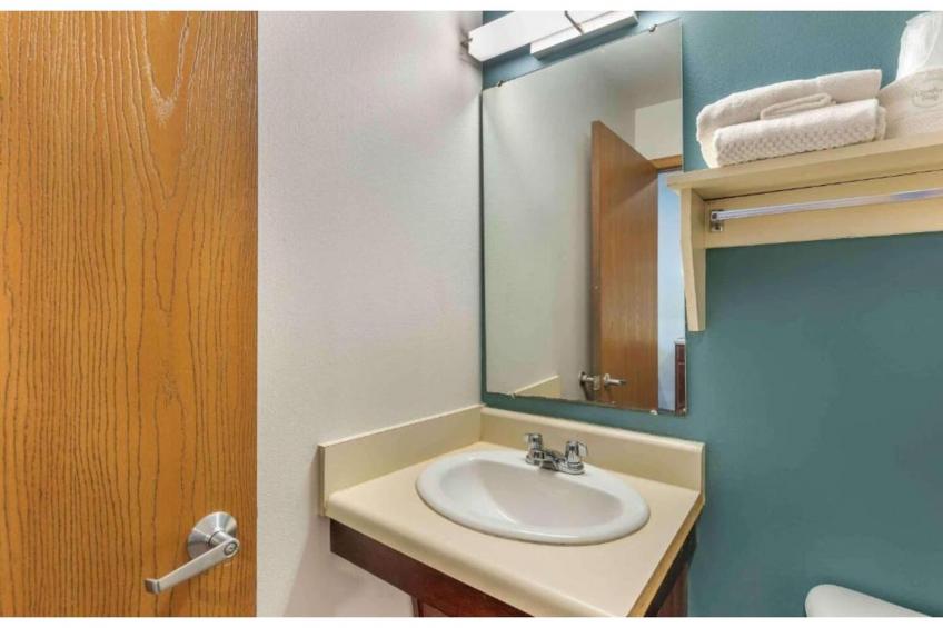 1 King Bed | Hearing Accessible, Kitchen - foto 23