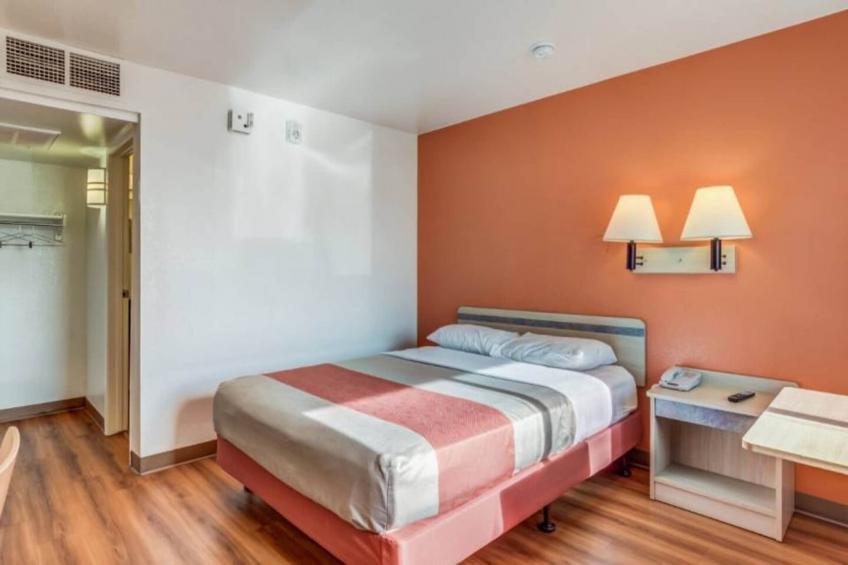 1 Queen Bed  Non-Smoking - foto 8