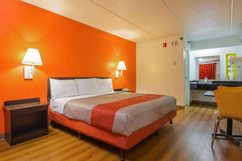 1 Queen Bed  ADA/Tub - foto 7