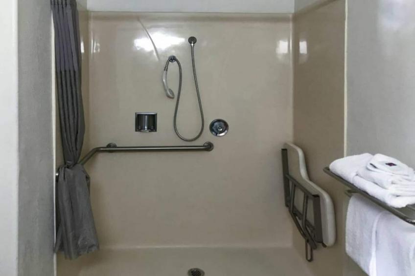 1 Queen Bed  Non-Smoking Micfridge - foto 20