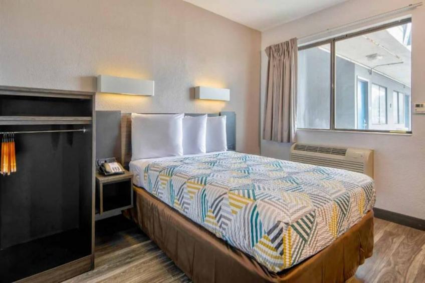 1 Queen Bed  Non-Smoking Micfridge - foto 12