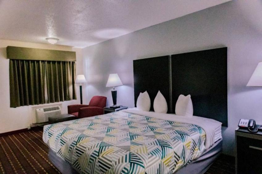 1 King Bed  Smoking Micfridge - foto 3